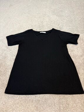 Zenana Outfitters Black V-Neck Short Sleeve Tee